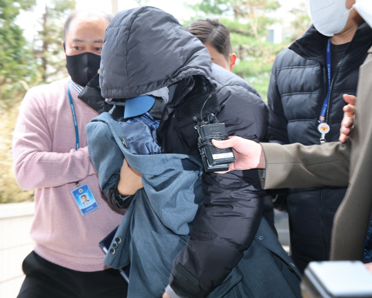 유흥업소 여실장과 함께 배우 고 이선균씨를 협박해 금품을 뜯은 혐의를 받는 20대 여성이 28일 오후 인천시 미추홀구 인천지법에서 열린 구속 전 피의자 심문(영장실질심사)에 출석하고 있다.  [연합뉴스]